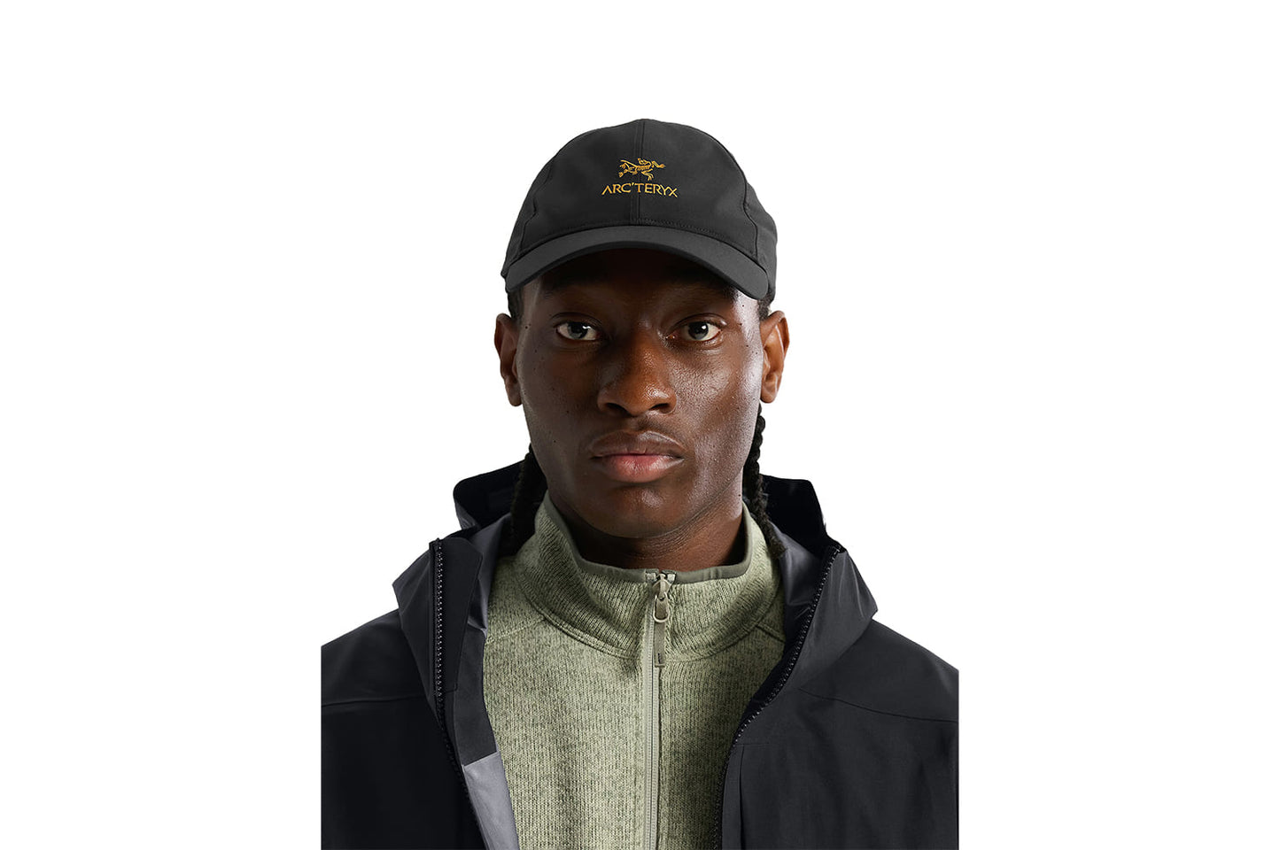 Verstellbarer Riemen und Verschluss der Arc'teryx Bird Word Cap - Frontansicht mit Model